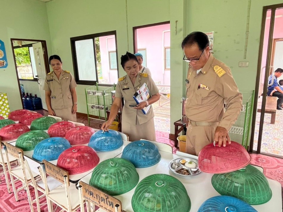 การติดตาม ตรวจสอบและประเมินผลการดำเนินโครงการอาหารกลางวันศูนย์อบรมเด็กก่อนเกณฑ์บ้านกลาง